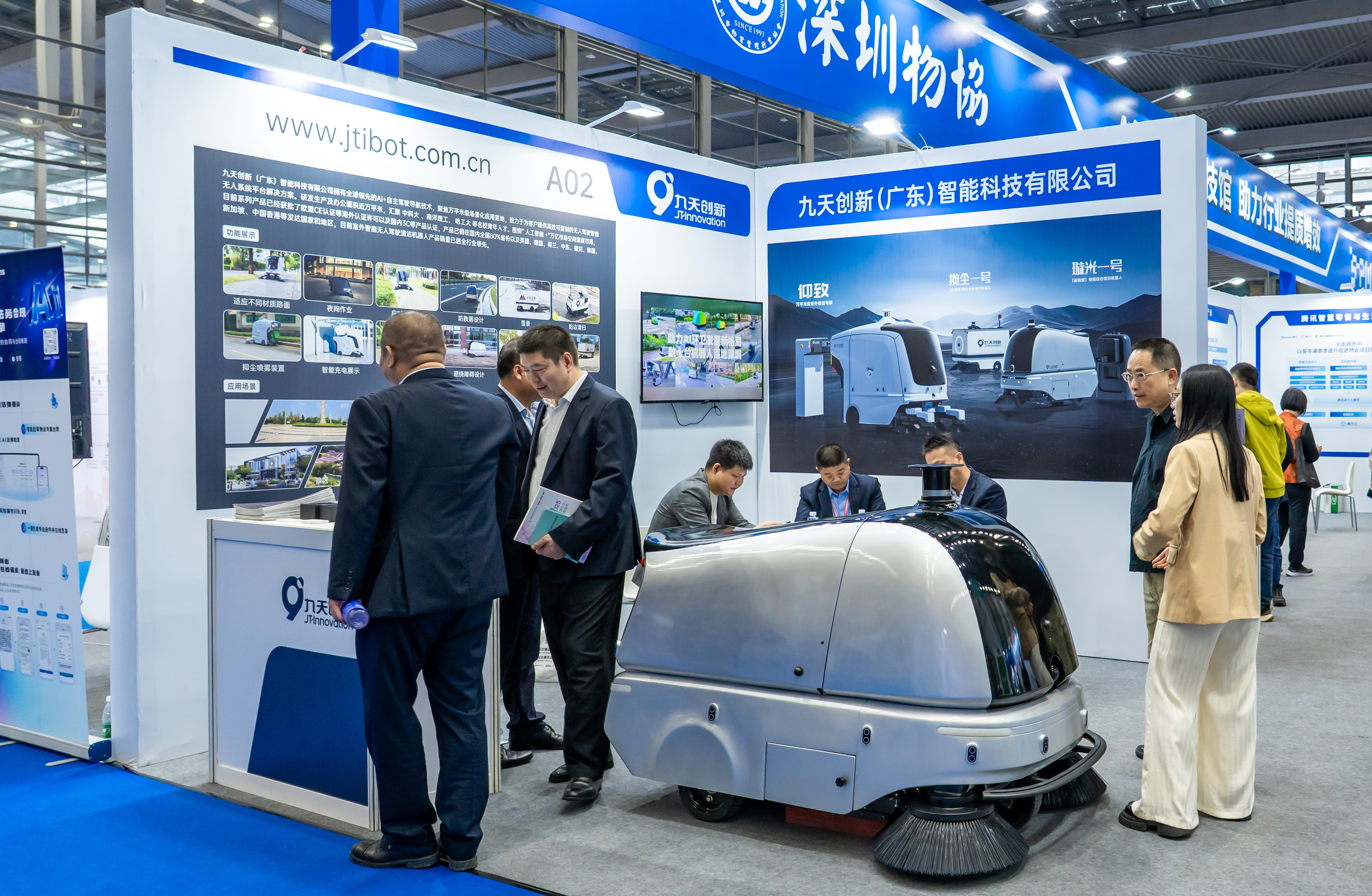 【物业人必看】2025 深圳物博会的这台 “无人驾驶清扫车”，藏着行业破局的关键密码